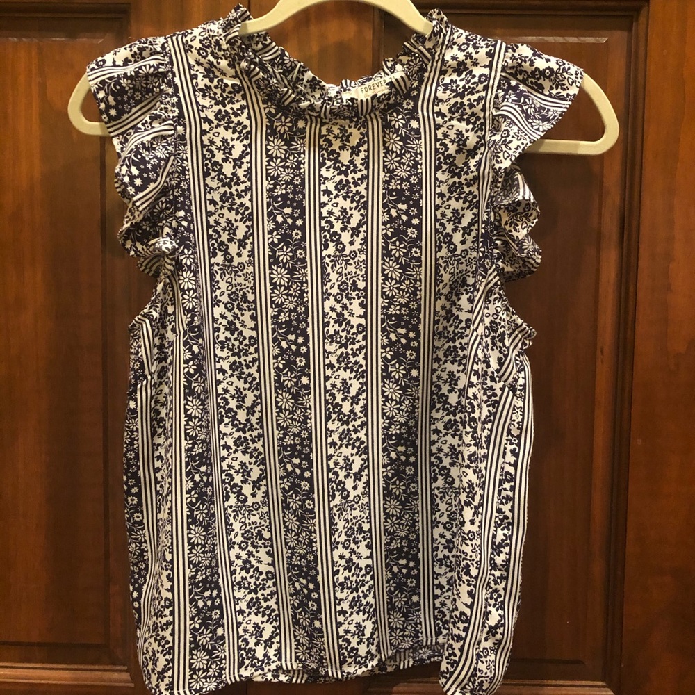 Fashionable floral patterned top!